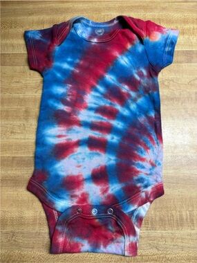 wonder nation Red & Blue Tie-Dye Baby Bodysuit
